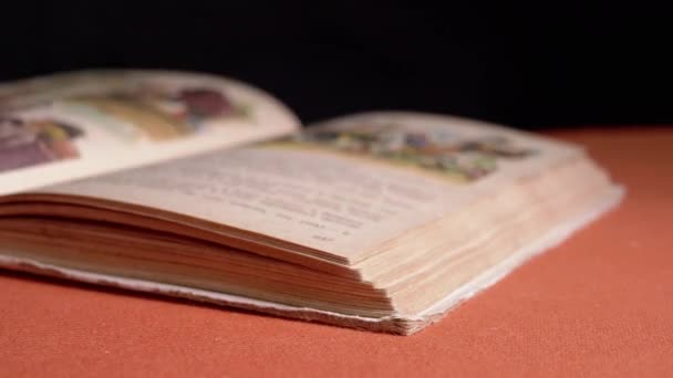 Жіночі Пальці Проходять Через Сторінки Старовинної Книги Шейббі Чорному Тлі — стокове відео