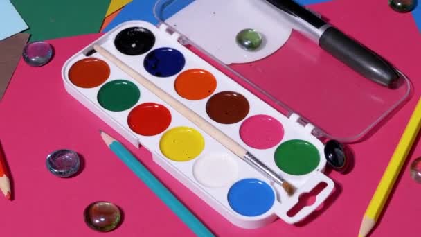 Una Paleta Acuarelas Lápices Colores Cartón Colores Esparcidos Mesa Preparación — Vídeos de Stock