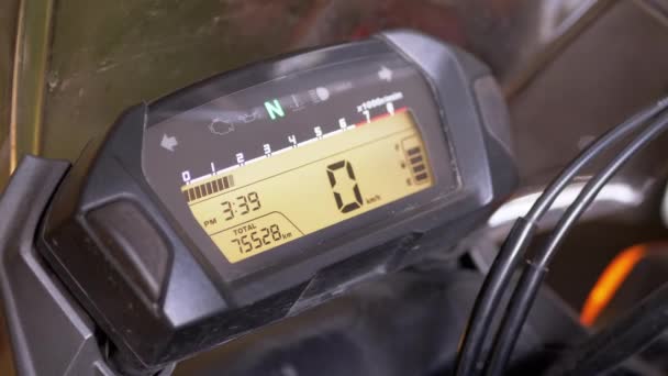 Kontrola Otáček Zrychlení Digitálním Tachometru Motocyklu Elektronická Oranžová Palubní Deska — Stock video