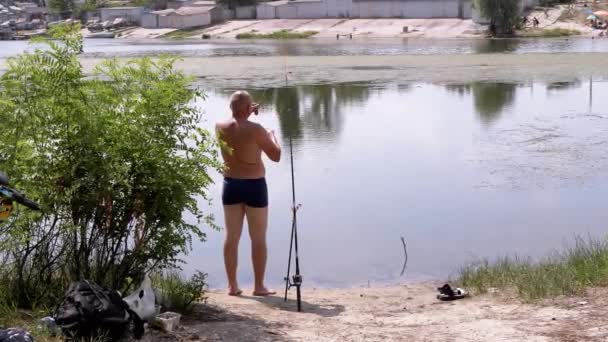 Fiskare Sätter Maskar Krok Och Tackle Feeder Fishing Nature Man — Stockvideo