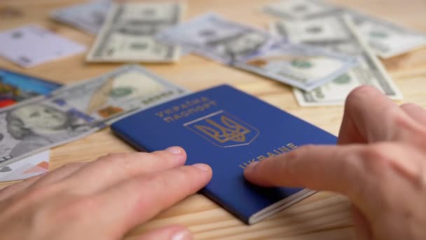 Manos Abriendo Pasaporte Biométrico Ucrania Mesa Con Dinero Disperso Inscripción — Vídeo de stock