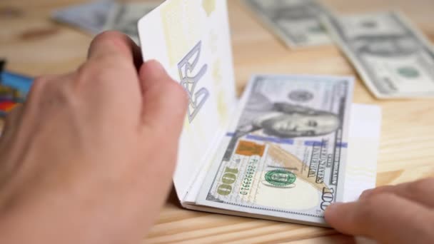 Mãos Abrindo Passaporte Biométrico Ucrânia Mesa Com Dinheiro Espalhado Uma — Vídeo de Stock