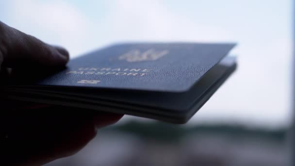 Hand Som Håller Ett Biometriskt Pass Ukraina Flygplatsen Mot Den — Stockvideo