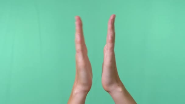Ženské Ruce Tleskají Prázdném Izolovaném Zeleném Pozadí Chroma Key Ruční — Stock video