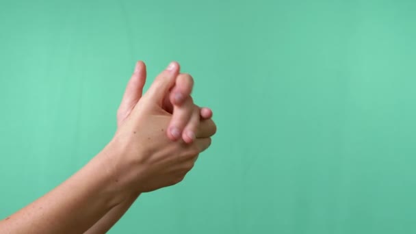 空の隔離された緑のクロマキーの背景に女性のこすり手 待っている瞬間 手のマッサージ 温暖化 皮膚をこすり 手を洗う 手のジェスチャー スペース広告の背景をコピーします — ストック動画
