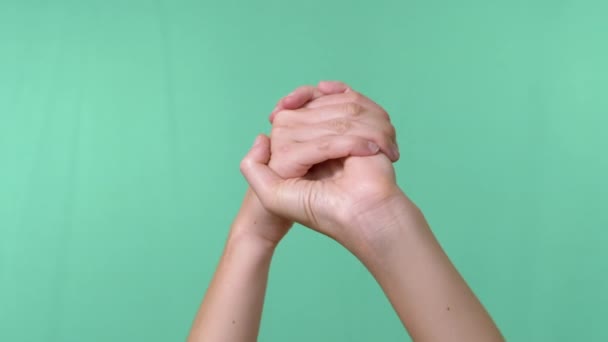 Jabat Tangan Tangan Perempuan Latar Belakang Terisolasi Hijau Chromakey Sebuah — Stok Video