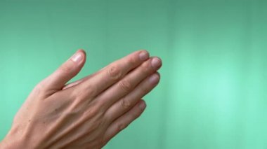Kadın Elleri Boş Yeşil Krom Anahtar Arkaplanına Ellerini çırpıyor. El hareketleriyle. Alkış, övgü, tebrikler. Hayran desteği. Konser. Zevk. Vücut parçası. Başla. Yakın plan..