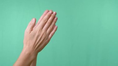 Kadın Elleri Boş Yeşil Krom Anahtar Arkaplanına Ellerini çırpıyor. El hareketleriyle. Alkış, övgü, tebrikler. Hayran desteği. Konser. Zevk. Vücut parçası. Başla. Yakın plan. Büyüt.