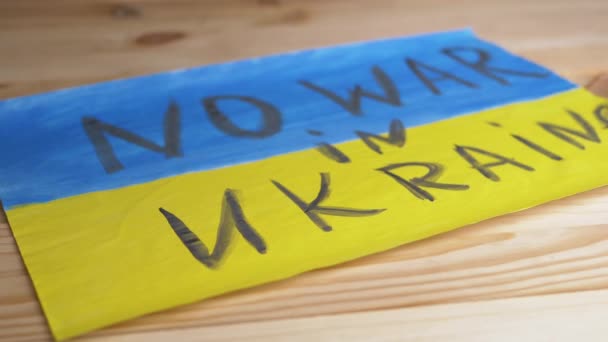 Hand Kastade Ett Biometriskt Pass Ukraina Bordet Med Ukrainska Flaggan — Stockvideo