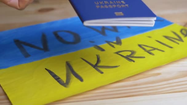 Ręcznie Stawia Paszport Biometryczny Ukrainy Tle Ukraińskiej Flagi Napis Ukraińskim — Wideo stockowe