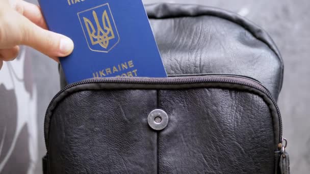 우크라 이나의 여권에 100 지폐를 가방에 우크라이나 우크라이나 이주민으로 해외에 — 비디오