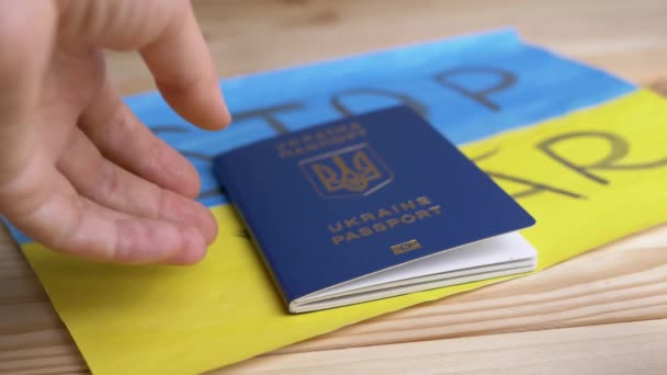 Hand Takes Biometric Passport Ukraine Table Background Flag Inglés Dibujo — Vídeos de Stock