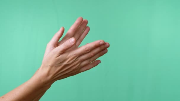 Kadın Elleri Boş Yeşil Krom Anahtar Arkaplanına Ellerini Çırpıyor Hareketleriyle — Stok video