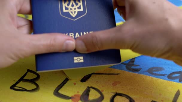 Las Manos Forma Corazón Sostienen Pasaporte Biométrico Ucrania Bandera Fondo — Vídeo de stock