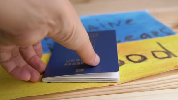 Mano Prende Passaporto Biometrico Ucraina Tavolo Uno Sfondo Bandiera Disegno — Video Stock