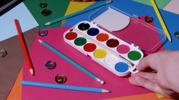 Perempuan Tangan Menghapus Palet Warna Air Dari Meja Untuk Menggambar — Stok Video