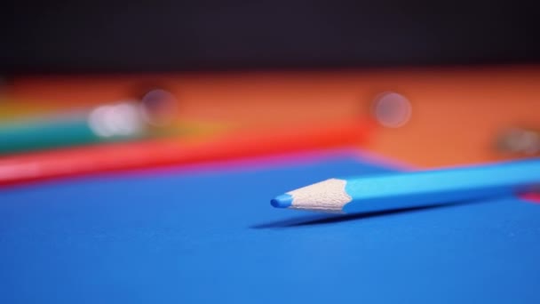 Многоцветные Листы Картонной Бумаги Выложенные Фоне Оранжевого Стола Школьные Принадлежности — стоковое видео