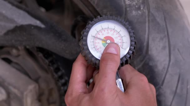 Homem Verifica Pressão Pneu Motocicleta Com Medidor Pressão Agulha Manômetro — Vídeo de Stock