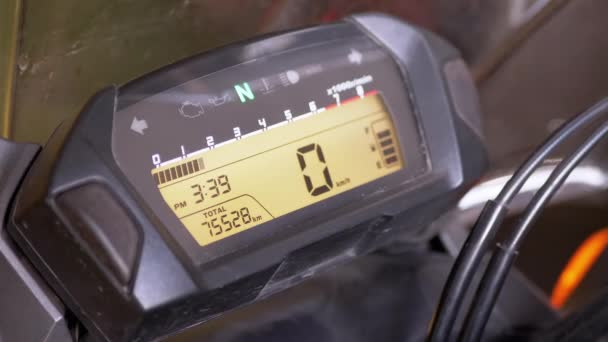 ライダーチェックRpm オートバイのデジタル速度計の加速度 スポーツバイクの電子オレンジダッシュボード ガソリン量 コンパス 合計キロのためのセンサー ガレージでのテスト — ストック動画