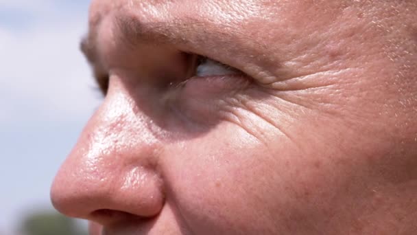 Close Male Face Deep Wrinkles Eyes Looking Sun Mature Bald — Video