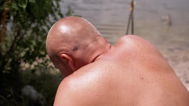 Hombros Bronceados Espalda Hombre Calvo Descansando Sobre Naturaleza Primer Plano — Vídeos de Stock