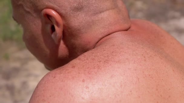 Tanned Shoulders Back Bald Male Resting Nature Close Back View — Stock Video