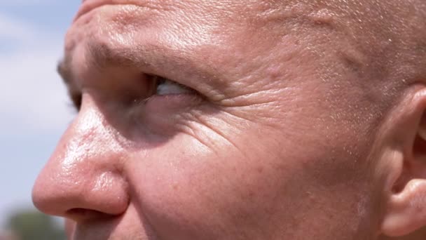 Close Male Face Deep Wrinkles Eyes Looking Sun Mature Bald — Αρχείο Βίντεο