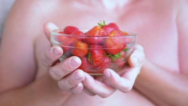 Farmer Holding Hands Full Glass Bowl Red Strawberry Sunlight Blurred — Αρχείο Βίντεο