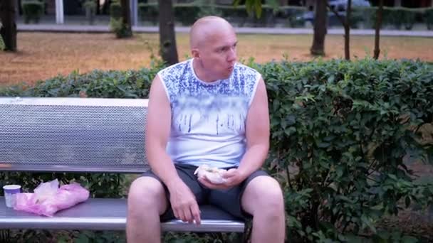 Hungry Male Resting Bench Eating Shawarma Bread Outdoors Park Street — Vídeo de Stock