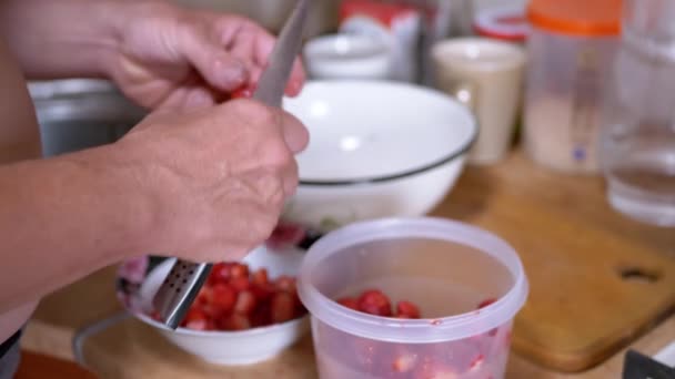 Чоловічі Руки Обтинають Полуницю Ножем Кладуть Глибоку Чашу Приготування Здорового — стокове відео