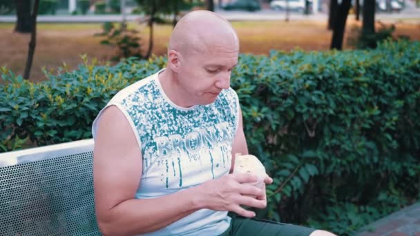 Hungry Male Resting Bench Eating Shawarma Bread Outdoors Park Street — Vídeo de Stock