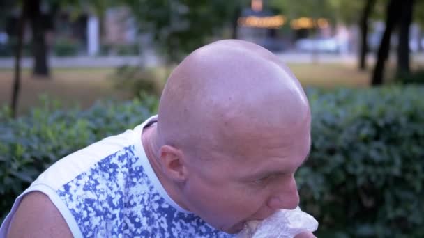 Hungry Male Resting Bench Eating Shawarma Bread Outdoors Park Street — Videoclip de stoc