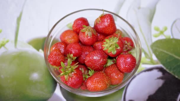 2015 Harvest Ripe Fresh Red Strawberry Collected Glass Bowl Show — 비디오