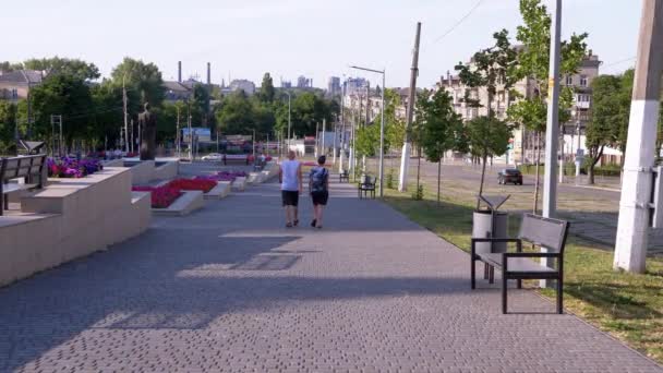 2022 父と息子は日没時に公園の空の街の歩道に沿って歩いています バックビュー 共同夜歩く 家族の概念 レジャー コロナウイルス — ストック動画
