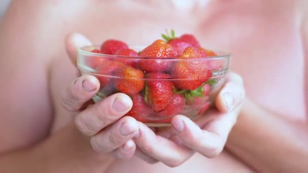 Farmer Holding Hands Full Glass Bowl Red Strawberry Sunlight Розмитий — стокове відео
