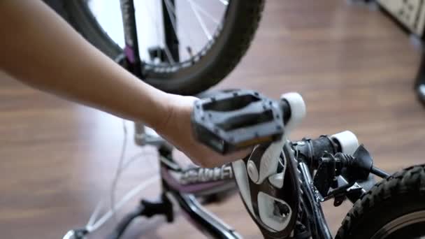 Yakın Çekim Ustası Pedalları Kırık Bisikletle Evde Ayarlıyor Niş Takımları — Stok video