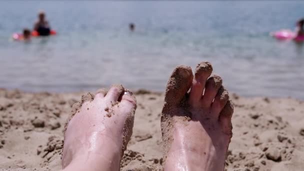 Pov Γυναικεία Βρεγμένα Πόδια Άμμο Που Βρίσκεται Μια Αμμώδη Παραλία — Αρχείο Βίντεο