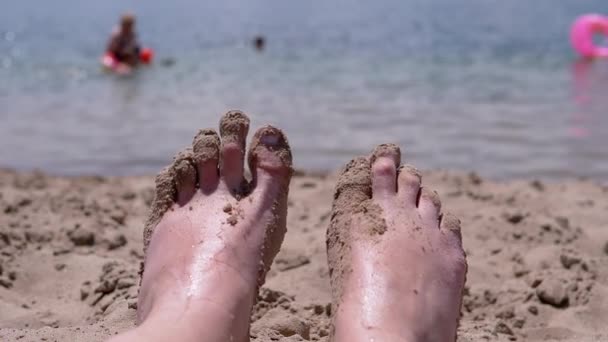 Pov Female Wet Feet Sand Liggend Een Zandstrand Sun Glare — Stockvideo