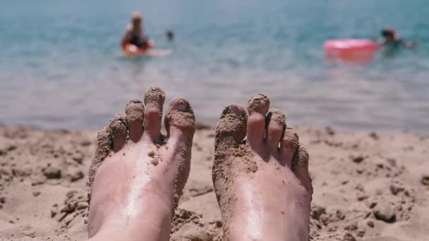 Pov Kobiece Mokre Stopy Piasku Leżące Piaszczystej Plaży Sun Glare — Wideo stockowe