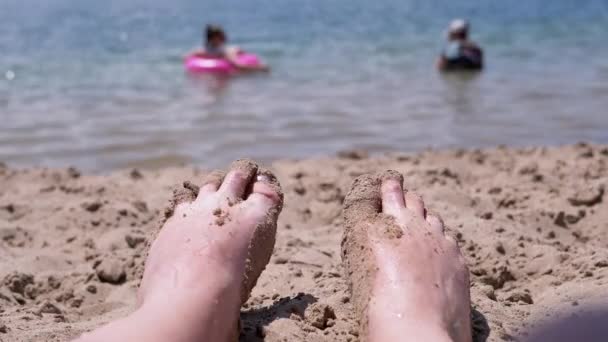 Pov Female Wet Feet Sand Lying Sandy Beach Sun Glare — ストック動画