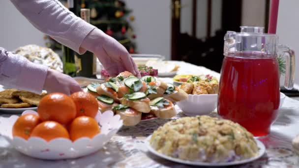 Vrouw Serveert Een Feestelijke Kersttafel Oudejaarsavond Handen Zet Sandwiches Sinaasappels — Stockvideo