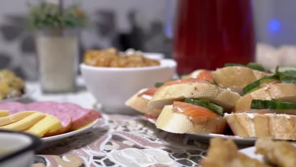 Comida Cocinada Cena Mesa Navidad Nochevieja Sandwiches Queso Salchichas Ensaladas — Vídeo de stock
