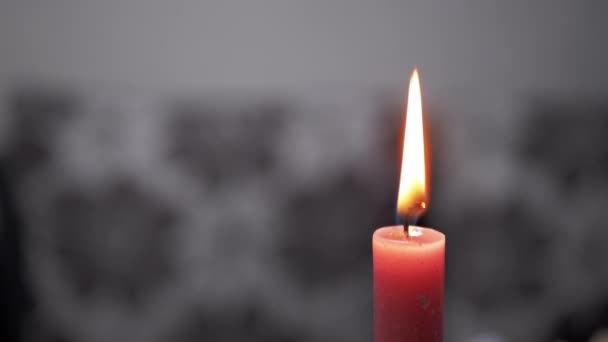 Rote Kerze Die Mit Einer Hellen Flamme Auf Einem Grauen — Stockvideo