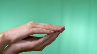 Kadın Elleri Avuç İçinin Konuşan Şeklini Açılış ve Kapanış Ağzıyla Gösteriyor. Avuçlar açılır ve kapanır. Konuşan hayvanların, kurbağaların taklidi. Oynama, konuşma, hayal gücü, performans, şaka.