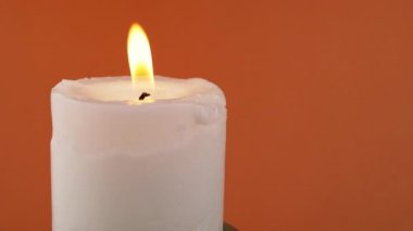 Atmosferik dumandaki sönmüş mum alevi izole edilmiş sarı arka planda. Beyaz mum üflüyorum. Duman bulutları, sis. Hafıza kavramı, ritüel, kutlama. Soyut arkaplan. Kapat..