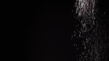 Akıntı Parçacıkları, Kıvılcımlar, Toz, Enkaz, Kara Arkaplanda Toz. Şelale kıvılcımları, beyaz toz parçacıkları, tanecikler dönüyor, bulut sisinde dönüyor. Boşluk. Yıldız tozu, selam dur. Kozmos. Yıldız.