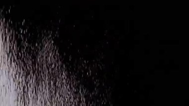 Akıntı Parçacıkları, Kıvılcımlar, Toz, Enkaz, Kara Arkaplanda Toz. Şelale kıvılcımları, beyaz toz parçacıkları, tanecikler dönüyor, bulut sisinde dönüyor. Boşluk. Yıldız tozu, selam dur. Kozmos. Yıldız.