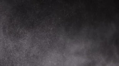 Karışık Toz Parçacıkları Girdabı, Un, Enkaz, Kara Arkaplanda Uçan. Parçacık patlaması. Beyaz tozun dinamik parçacıkları, duman rastgele dönüyor, dönüyor, yüzüyor, uzayda düşüyorlar..
