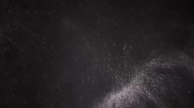 Karışık Toz Parçacıkları Girdabı, Un, Enkaz, Kara Arkaplanda Uçan. Parçacık patlaması. Beyaz dinamik toz parçacıkları, duman rastgele dönüyor, dönüyor, havada süzülüyor..