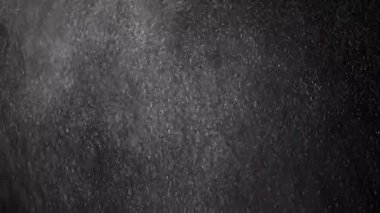 Karışık Toz Parçacıkları Girdabı, Un, Enkaz, Kara Arkaplanda Uçan. Siyah üzerine kar fırtınası. Beyaz tozun dinamik parçacıkları, duman rastgele dönüyor, dönüyor, yüzüyor, uzayda düşüyorlar..